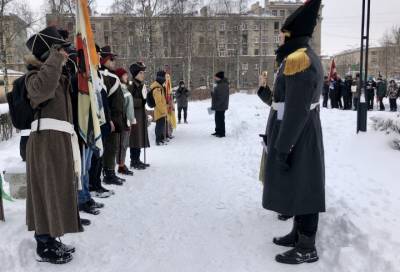 В Петербурге школьники устроили сражение снежками по мотивам войны 1812 года