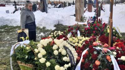 Мягкова похоронили рядом с коллегой по фильму "Гараж" Валентином Гафтом