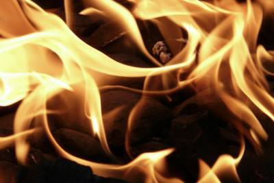 Две женщины отравились угарным газом на пожаре в Пскове