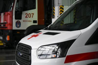 Женщину и ребенка спасли при пожаре в подъезде дома на юго-западе Москвы