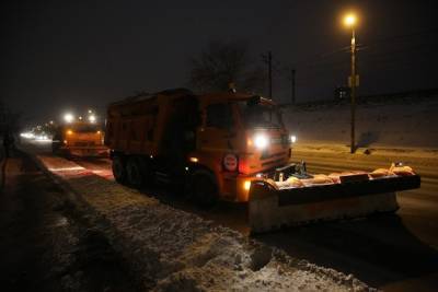 В Волгограде 67 спецмашин вышли на расчистку улиц от снега