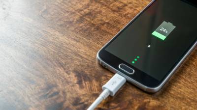 Можно ли оставлять смартфон на зарядке на ночь и нужно ли полностью разряжать новую батарею?
