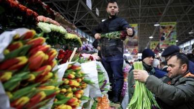 Таможенники пообещали россиянам «море» цветов к 8 Марта