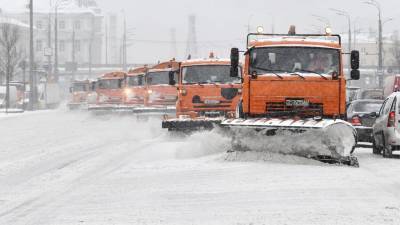 В столице началась сплошная уборка снега с дорог и тротуаров