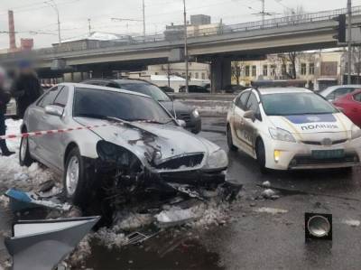 У водителя Mercedes, сбившего в Киеве машину и двух пешеходов, были признаки наркотического опьянения – полиция