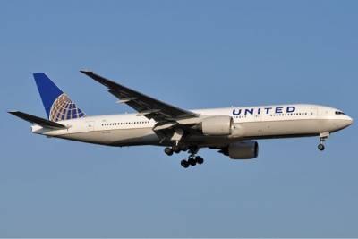 В США проверят Boeing 777 после падения детали самолета на жилой квартал
