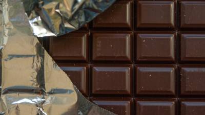 Диетолог Нефедова рассказала о пользе горького шоколада с орехами