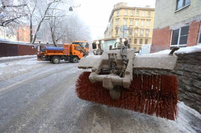 В Кировском районе при уборке снега пострадали стекла припаркованных авто