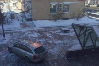 Омичи возмутились из-за парковки иномарки в пешеходной зоне на улице Валиханова