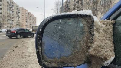 Петербуржцы пожаловались на разбитые зеркала машин после работы снегоуборщиков