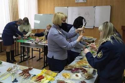 К 23 февраля дамы из УФСИН по Смоленской области собрали мужчинам съедобные букеты
