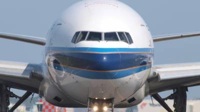 Boeing 777 проверят в США после падения обшивки в Колорадо