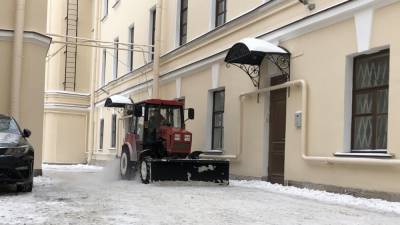 Петербургские специалисты продолжают уборку улиц Петербурга от осадков