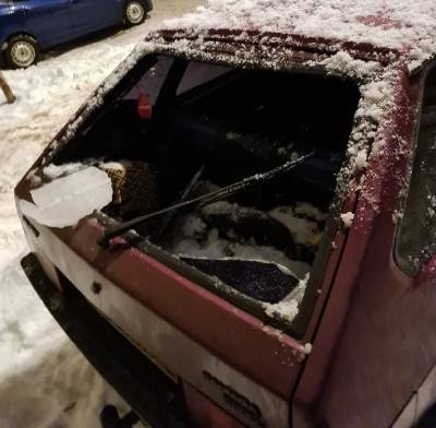 В Смоленске на легковушку рухнула снежная глыба