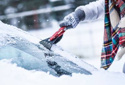 Петербуржцы начали подрабатывать, очищая чужие машины от снега