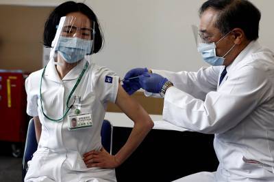Власти Японии заявили о нехватке препарата от коронавируса для вакцинации