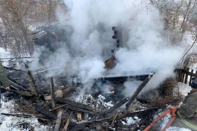 В Петровске на пожаре в дачном домике погиб неизвестный мужчина