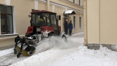 Более 1200 единиц техники ликвидировали последствия снегопада в Петербурге