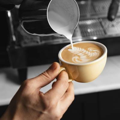 Когда пить кофе с молоком: во время еды или после