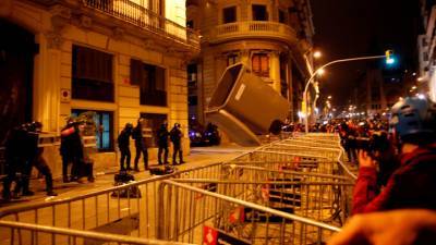 Ночь в Барселоне: 8 человек задержаны, 7 полицейских ранены