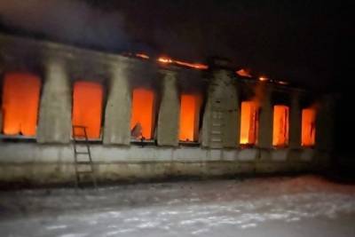 В Ржаксинском районе загорелся школьный спортзал