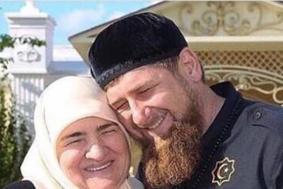 Кадыров показал в соцсетях нежные отношения с матерью