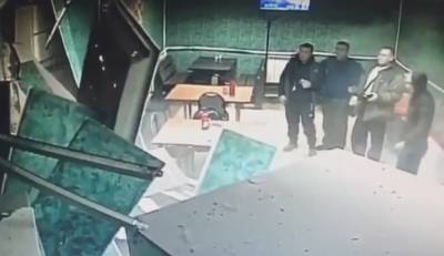 Появилось видео, как грузовик въехал в воронежское кафе с посетителями - gorcom36.ru - Воронеж - Воронежская обл.