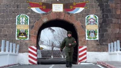 Российская база в Армении может расшириться на восток — министр обороны