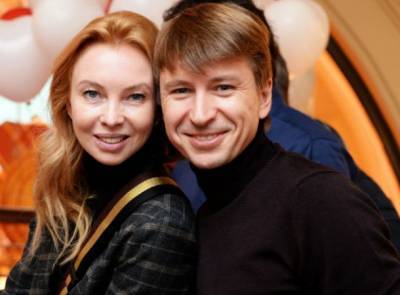 Алексей Ягудин с женой отметили деревянную свадьбу
