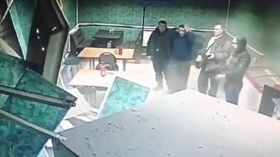 Грузовик "вломился" в кафе в Воронежской области. Видео