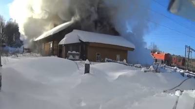 Пожарный показал борьбу с огнем в мороз -27 °С