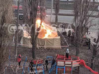 В Одессе вспыхнула палатка с людьми возле детской площадки: кадры ЧП и что известно о пострадавших