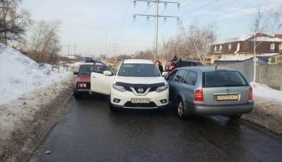 Объезжала пробку по встречке: в Киеве водитель Nissan застряла между легковушками – фото