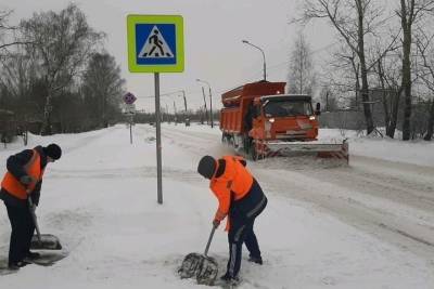 Петербуржцы предлагают на «Авито» услуги по откапыванию машин от снега