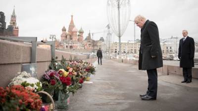 В Москве полиция патрулирует мост, на котором убили Немцова