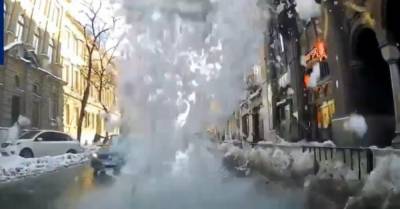 Во Львове снег разбил несколько авто: кто виноват и как получить компенсацию – видео
