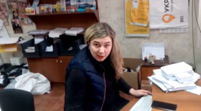 Работницу "Укрпочты" уволили за русский язык и хамство