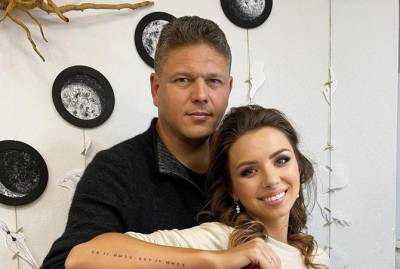 Настя Зинченко и Глава миграционной службы после свадьбы сделали одинаковые тату на руках