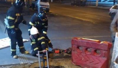 Молодой одессит провалился в яму посреди тротуара, фото: спасатели сделали всё возможное