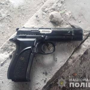 В Запорожье 23-летний парень напал с пистолетом на мужчину и скрывался в заброшенном здании. Фото