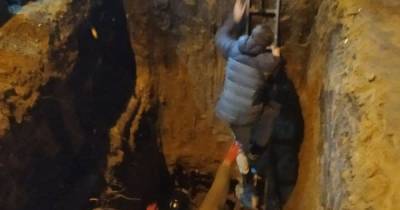 В Одессе парень упал в глубокую яму, которую оставили коммунальщики: появились фото