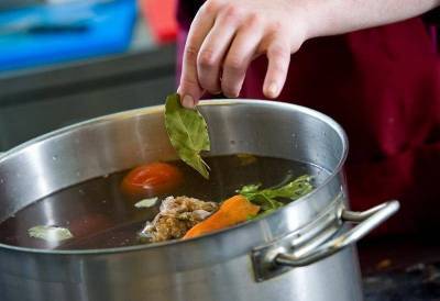 Когда добавлять лавровый лист в суп при варке и нужно ли его доставать из готового супа?