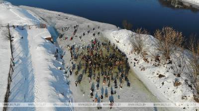 Рыбное место: в Гродно на небольшом участке льда на Немане собрались десятки рыбаков