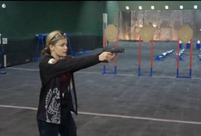Софья Дрозденко провела мастер-класс по практической стрельбе для членов правительства Ленобласти