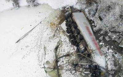 В Черниговской области грузовик упал в реку (КАДРЫ)