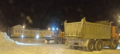 В преддверии праздника с площади Кирова в Петрозаводске ночью вывезли валы снега (ФОТО)