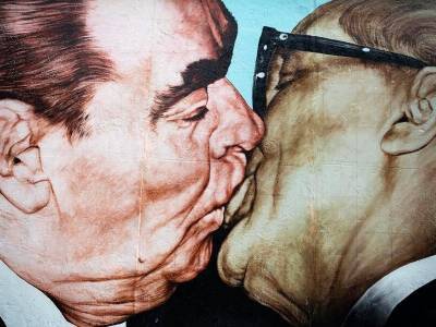 В МВД сочли фото с целующимися девушками пропагандой гомосексуализма