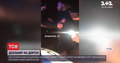 Водитель-нарушитель в Ровно ругался на патрульных, а потом еще и бросился с кулаками