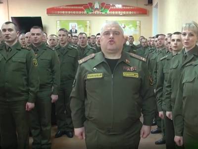 В Беларуси военные передают друг другу "заряд энергии и решительности" от Лукашенко