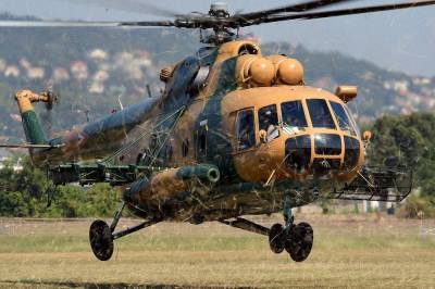 В Сети появилось видео с маневрами вертолетов Ми-17 и AH-64E Apache Guardian